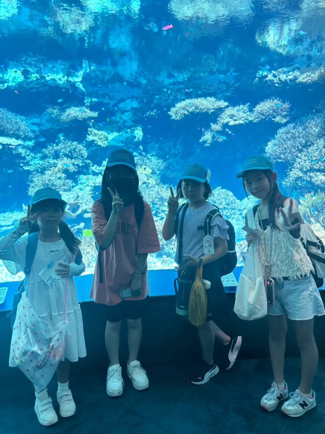 バスの前で元気にポーズをとる子どもたち