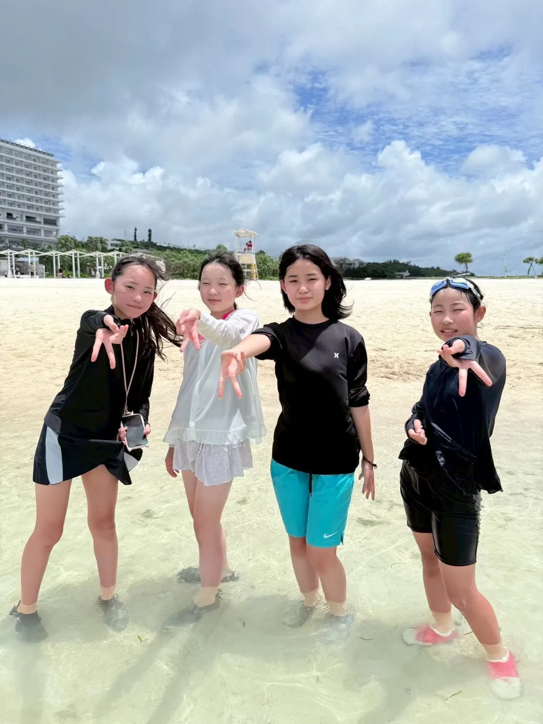 宿でみんなで夕食を楽しむ様子