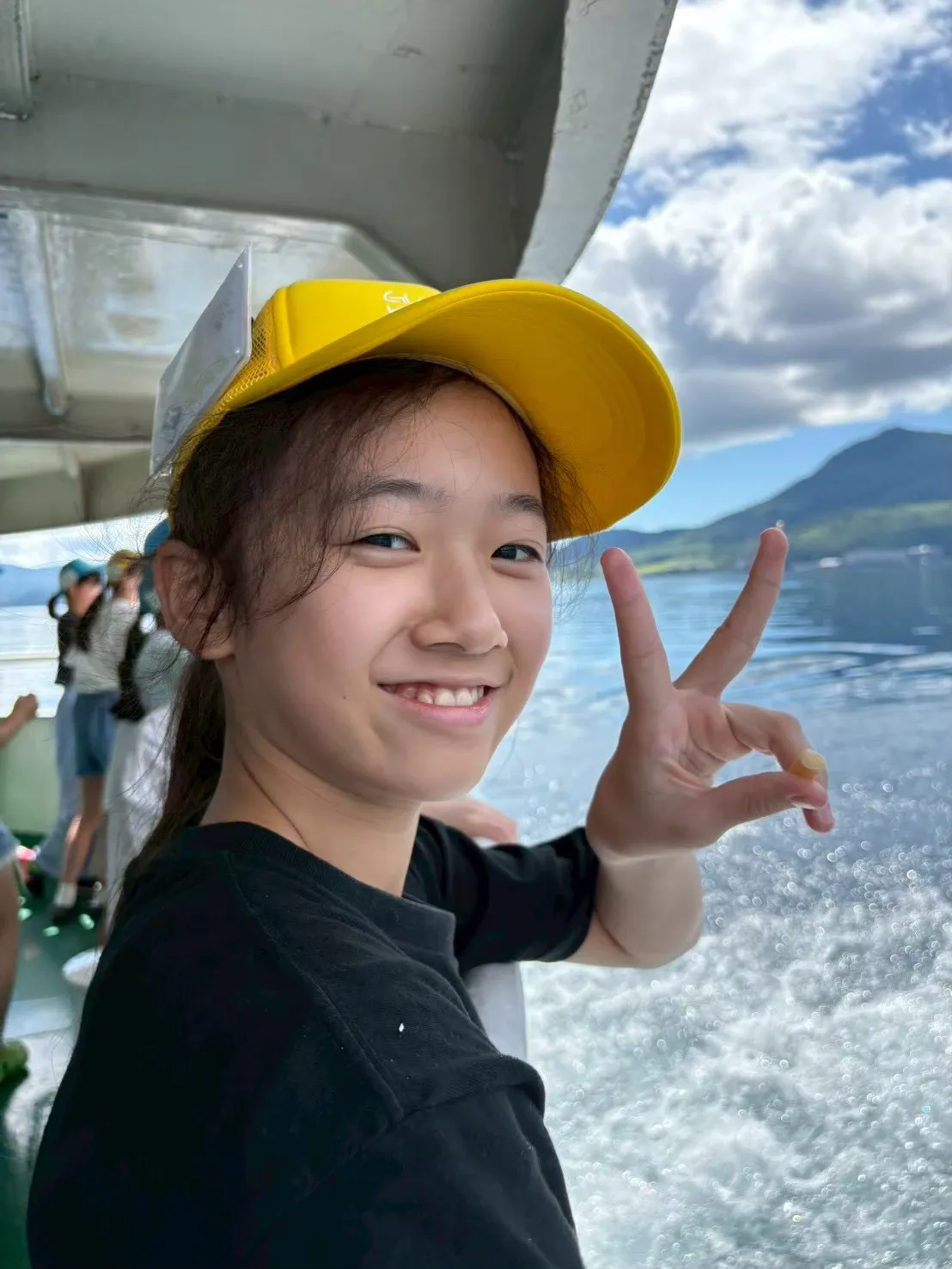 出発前に少し緊張した表情の子どもたち