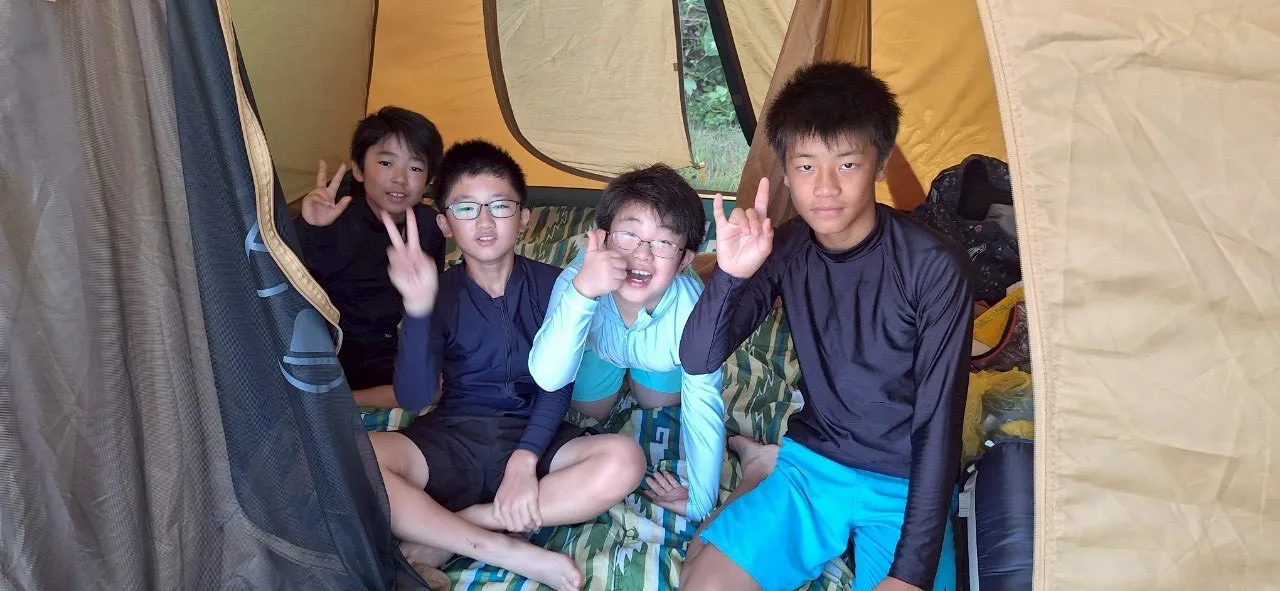 友だちと肩をならべて歩く子どもたち