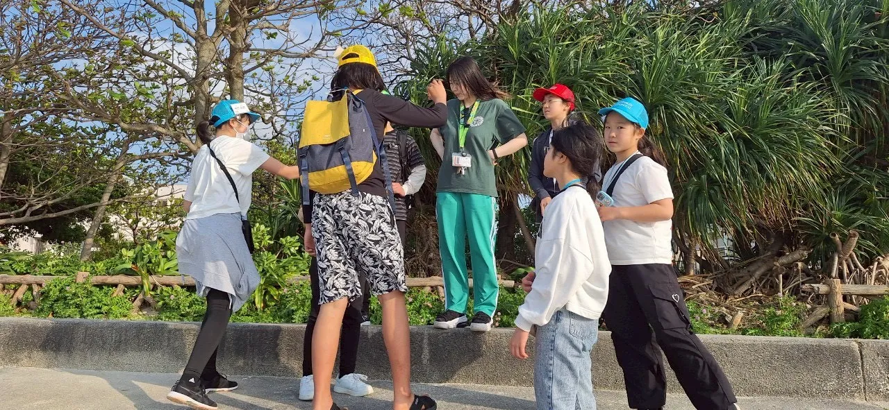 班の友だちと一緒に活動している場面