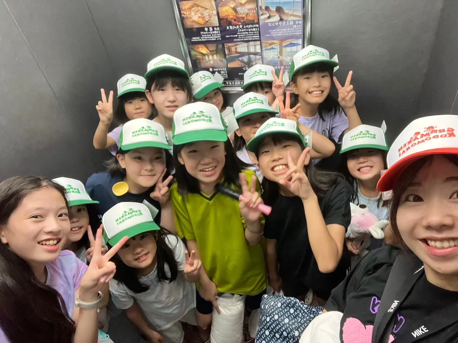 スタッフが子どもに声をかけている様子